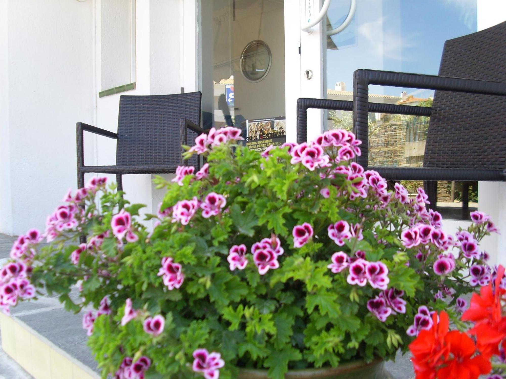 Hotel Nou Estrelles Cadaques Exterior photo
